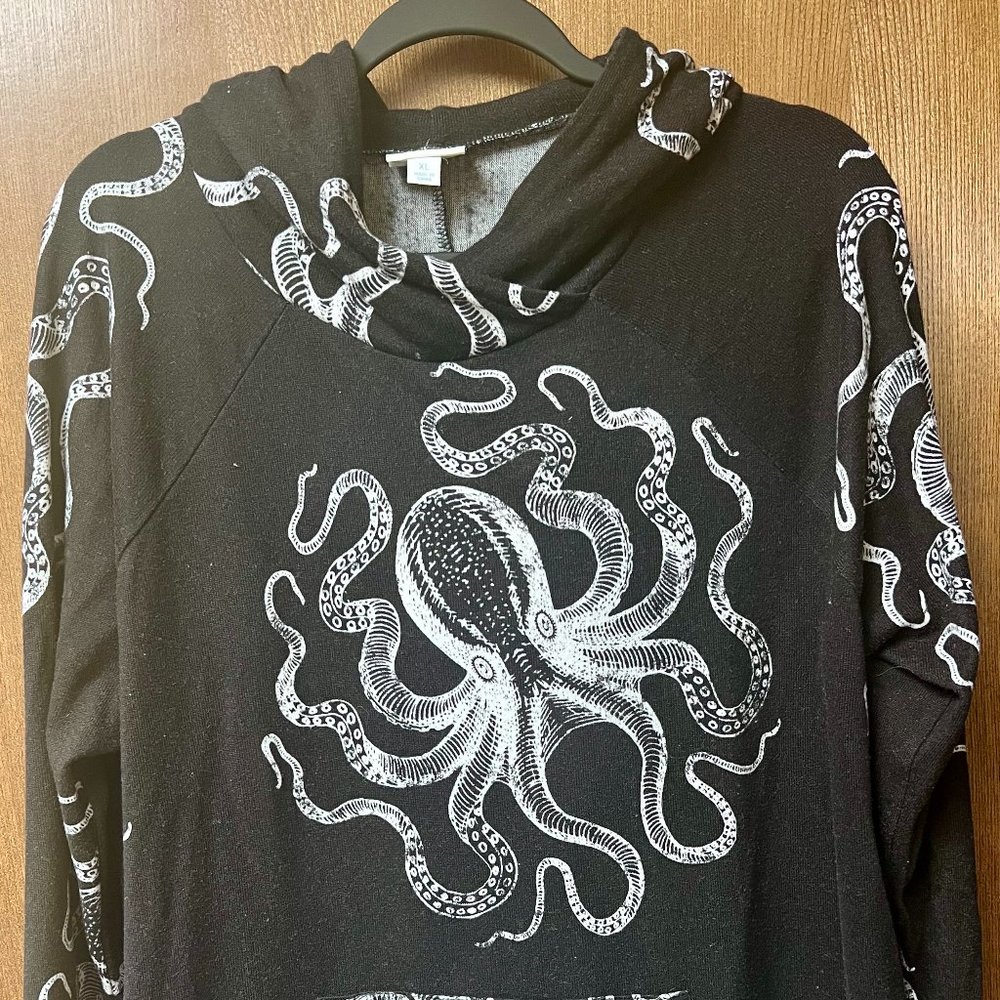 $42 ladies LuLaRoe Amber hoodie black with octopus print size XL